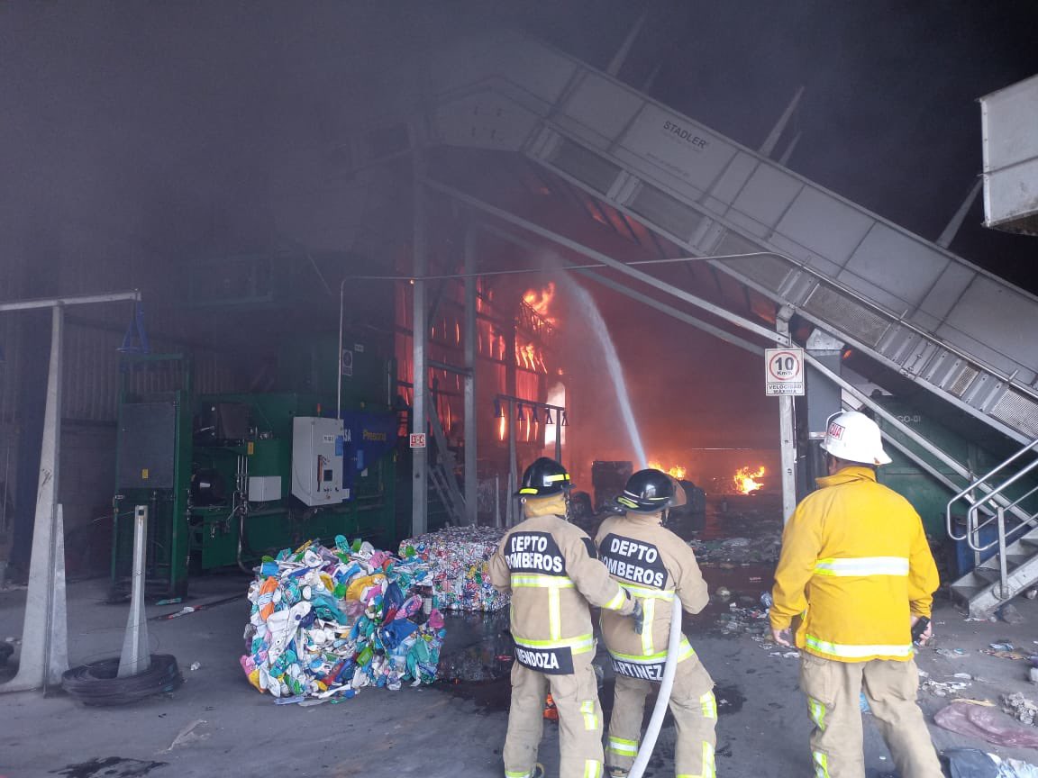 PC_Morelos's tweet photo. Las acciones de atención del incendio de un relleno sanitario de #Cuatla, se dan por concluidas con un 100% de control, laborando en coordinación con el cuerpo de bomberos del municipio.
Se mantendrá el monitoreo correspondiente en caso de requerir nuevamente la intervención. https://t.co/45pdoSzG8s