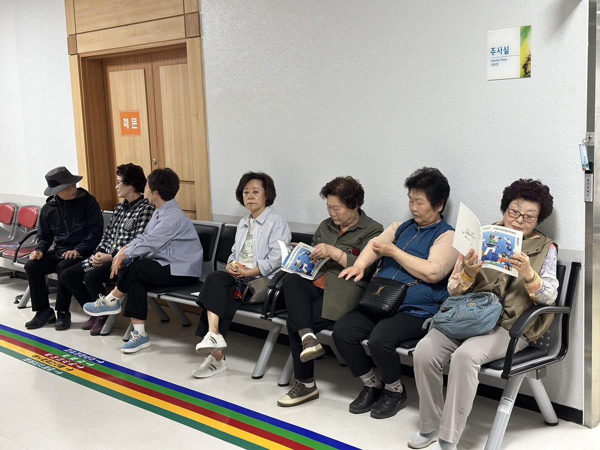 S2Surgeon's tweet photo. 지역주민을 위한 전문의료진의 지역 방문 진료. 지역병원의 협조와 주민들의 관심으로 기대이상의 많은 진료가 이루어졌다. 의료취약지역 주민을 위한 새로운 의료 시스템과 프로그램에 대해서 고민해보고 그 가능성을 현장에서 확인해 본다. https://t.co/u3X38n8E1P