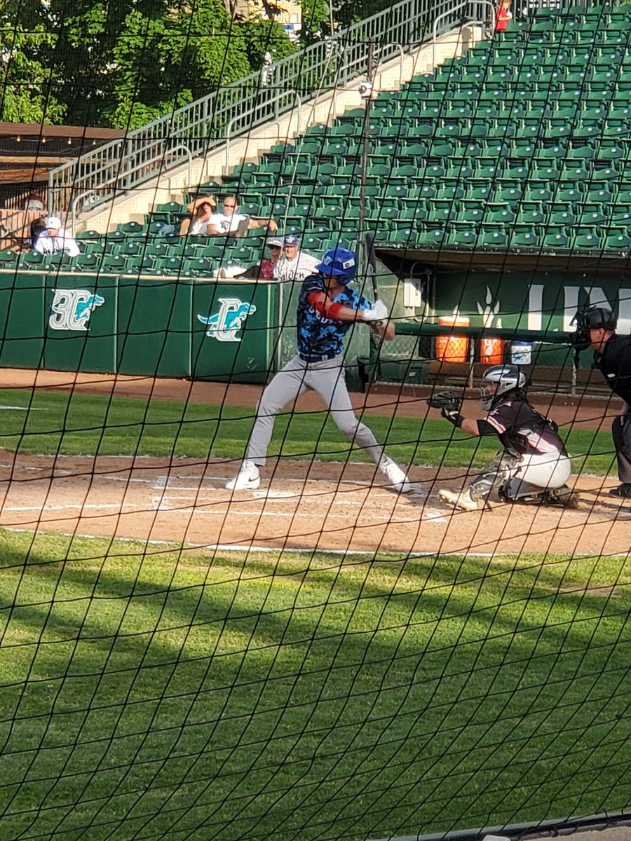 1LegSportsField's tweet photo. Took the fam to work tonight for a little baseball. The man @p_howard35 crushed a grand slam right on cue. The dude hits BOMBS!💣 @ogden_raptors squeezed out a 22-1 win. There's some good talent and great players on and off the field here in O-Town. #defendingchamps https://t.co/ZILbhYu9cU