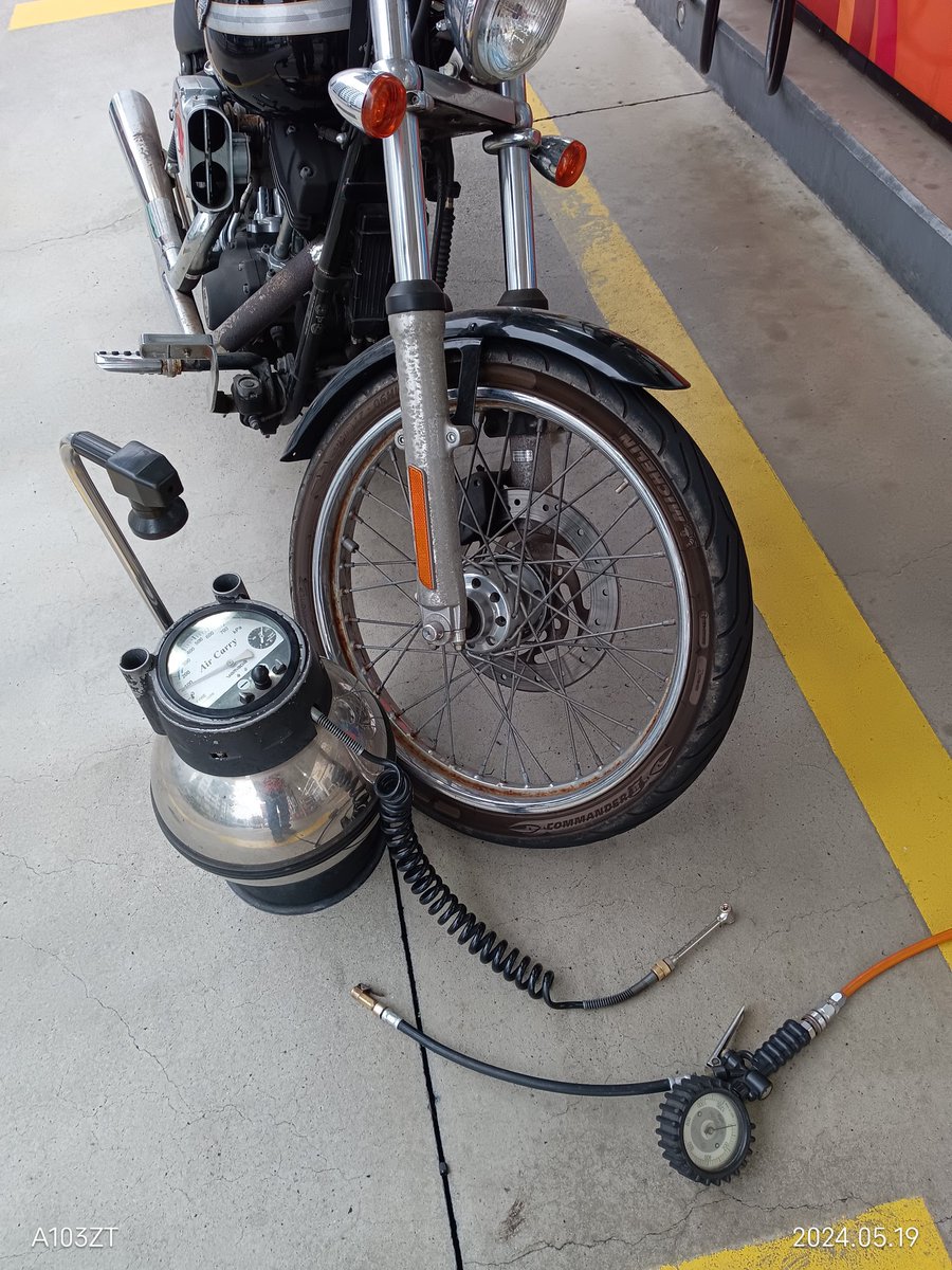 saki1903's tweet photo. éŽã®ä¿®çãããŠä¹
ãã¶ãã«
#ãã€ã¯ #ããŒã¬ãŒ #HARLEY #ããŒã¬ãŒãããããœã³ #HARLEYdavidson #ãœããã€ã« #FXSTB
ä¹ã£ãŠåºçºããç¬éã®éåæïŒïŒïŒ
ãããããšæã£ãŠãããããããããšå茪ã®ã¿ã€ã€ã®ç©ºæ°ããªããªã£ãïŒ
çŽ æ©ãçŽè¿ã®ã¬ã¹ã¹ã¿ã§ç©ºæ°å
¥ããŠåž°å®
ïŒ
åž°å®
äžãããæããŠå±ãªãã£ãïŒ https://t.co/nH4P1t7tT3