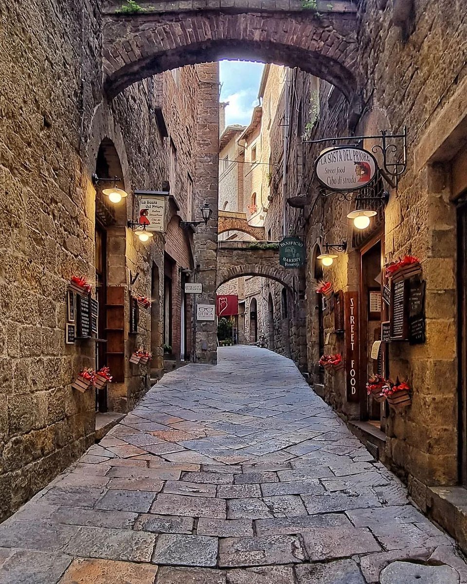 Volterra, Italy 🇮🇹

Volterra is one of Italy's oldest continuously inhabited towns, with origins dating back to the Etruscan period (8th century BCE). The streets reflect layers of history, from Etruscan to Roman, Medieval, and Renaissance periods.

What makes a city inviting?