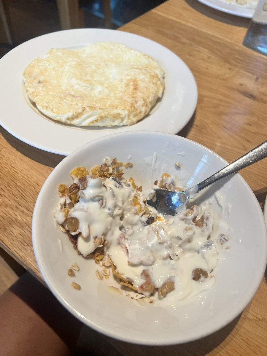 Breakfast buffet tip isn’t different from
Any other: 

You may go for the second helping because there are so many choices. 

Start with lean protein. In my case I went for 6 egg white omelettes, 100g unsweetened greek yogurt and approx 10g muesli. 

Added some papaya and