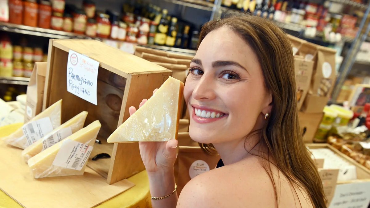 ravipandey2643's tweet image. 🇺🇸 Manhattan law student spends $6K/week on cheese addiction rehab! Once at 172 lbs, Adela Cojab is now 123 lbs. #HealthJourney #CheeseAddict #HealthJourney #Insulin #diabetes #newyorktimes #uspresidential #DonaldTrumpCoin