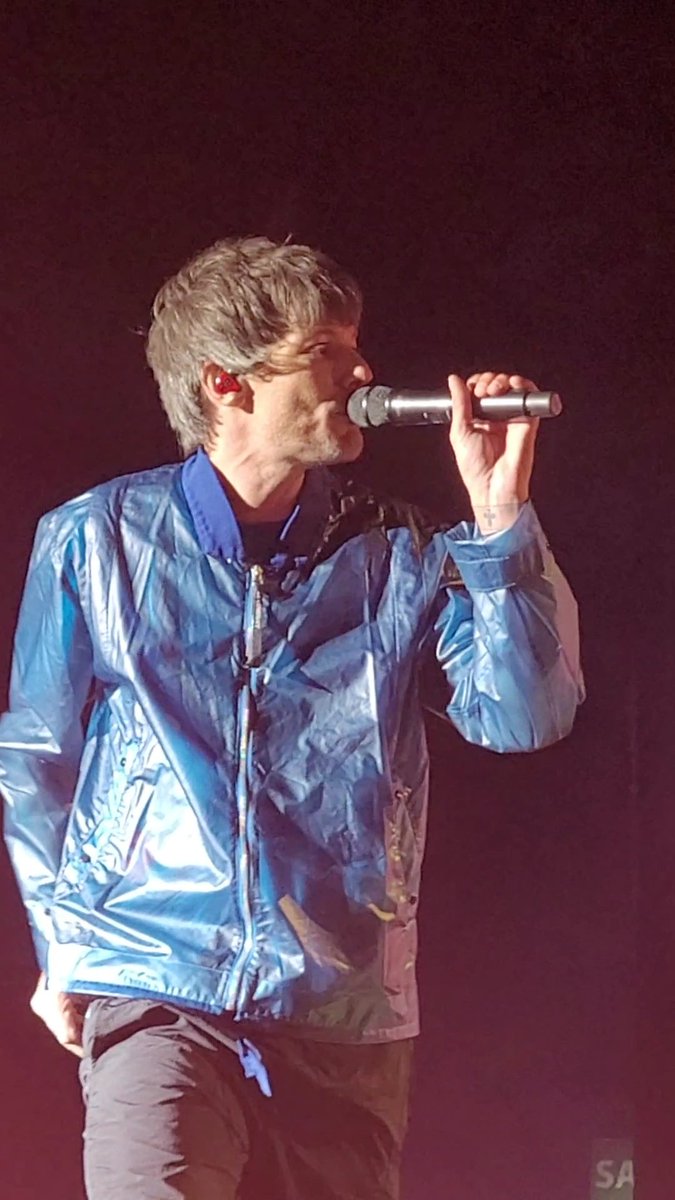 Anxiousbutnice's tweet photo. Ayuda,  como se supera que volví a ver a Louis?😭😭😍😍 https://t.co/YMIyN92X4S