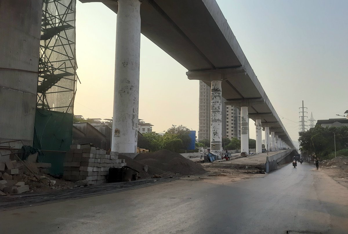 Mumbaimetro L9
1)Dahisar stn,precast girders erection is almost done
2)The unusual pier structure at Kashimira which wil b connected to existing northbound flyover lanes
3)4)The longest of 3(1.5 kms) flyover is  almost done which asphalt laying completed.