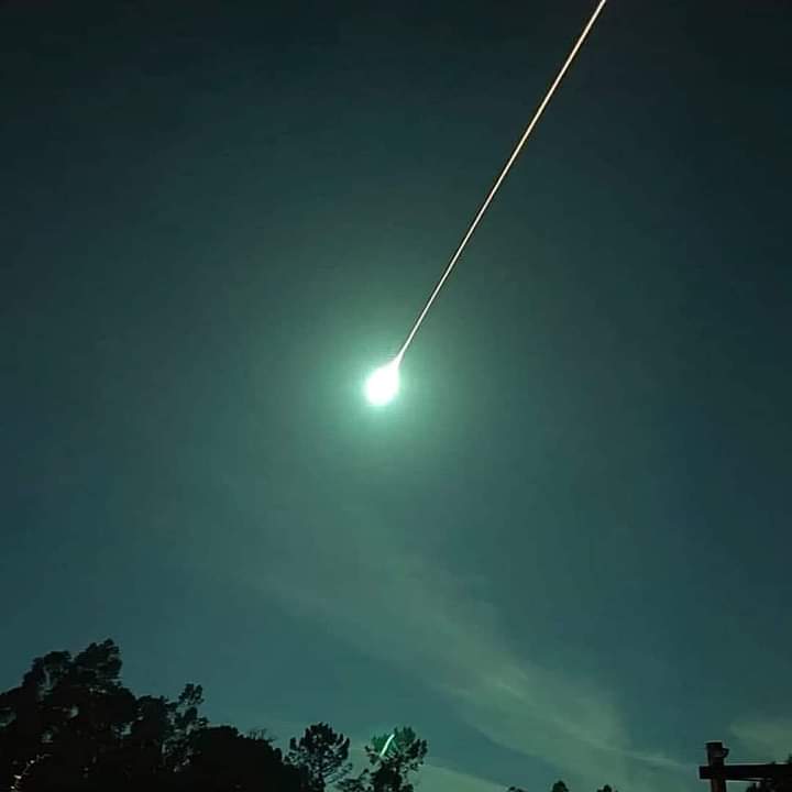 WorldNatGeo's tweet photo. Impresionante bólido esta noche  sobre Portugal 🇵🇹
 #Meteorito https://t.co/Zb7Stdmlnq