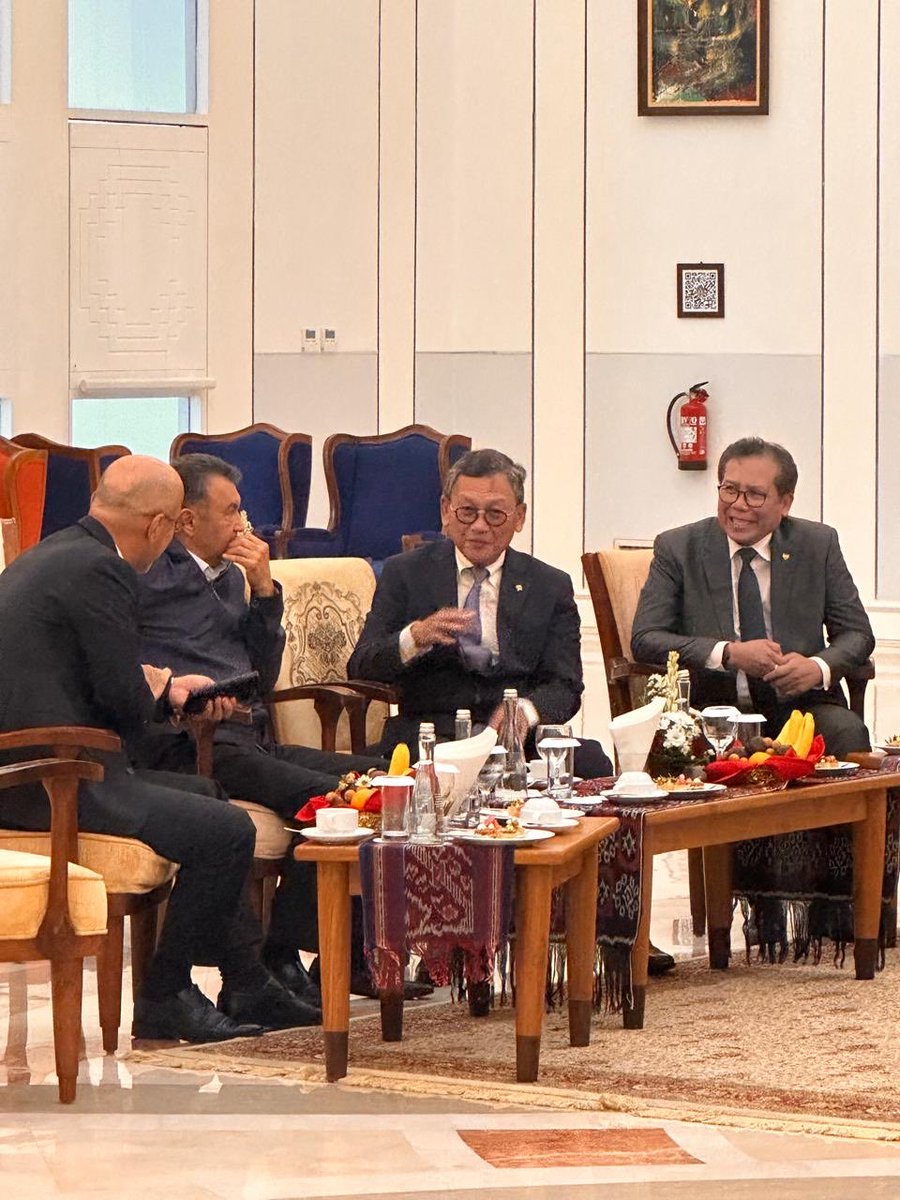 Bersama Menteri Energi & SDM Arifin Tasrief di Bali menyambut Perdana Menteri Tajikistan Kokhir Rasulzoda yang berpartisipasi pada acara Leaders’ meeting 10th #WorldWaterForumBali ~ #DubesRIKazakhstanTajikistan #inidiplomasi @Kemlu_RI @jokowi #Bali #Indonesia #rintiskemajuan