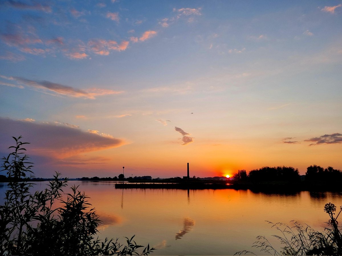 Na een paar vroege avond buitjes klaarde het nog mooi op. Fijne zondag😀 #natuur #landschap #lente #Rhenen #ElstUt #Elsterbuitenwaard #Nederrijn #zonsondergang #mooieluchten