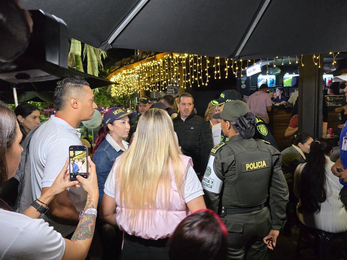 AlcaldiadeBello's tweet photo. #AEstaHora | La Alcaldía de Bello, en compañía de @PoliciaColombia, @COL_EJERCITO y nuestro cuerpo de Bomberos, realizamos un operativo con el objetivo de velar por la seguridad de nuestros bellanitas. https://t.co/eZbbsH52eL