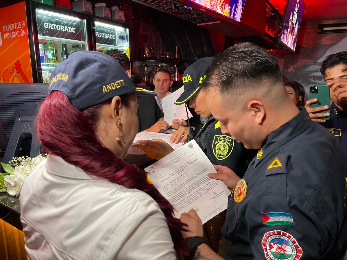 AlcaldiadeBello's tweet photo. #AEstaHora | La Alcaldía de Bello, en compañía de @PoliciaColombia, @COL_EJERCITO y nuestro cuerpo de Bomberos, realizamos un operativo con el objetivo de velar por la seguridad de nuestros bellanitas. https://t.co/eZbbsH52eL