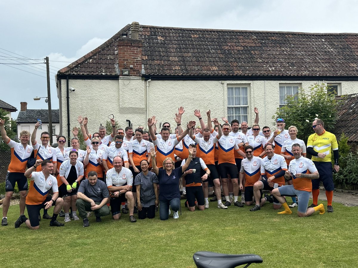 AltonSteven's tweet photo. The @Pedallingforpub team have completed our epic three day challenge climbing 12,000 ft over the Devon hills. An absolute privilege to ride with this exceptional team of people who have raised £80,000 for @apavementaway &amp; the @LTCharity. Thank you to everyone that supported us🙏 https://t.co/WaEyZzjIqr