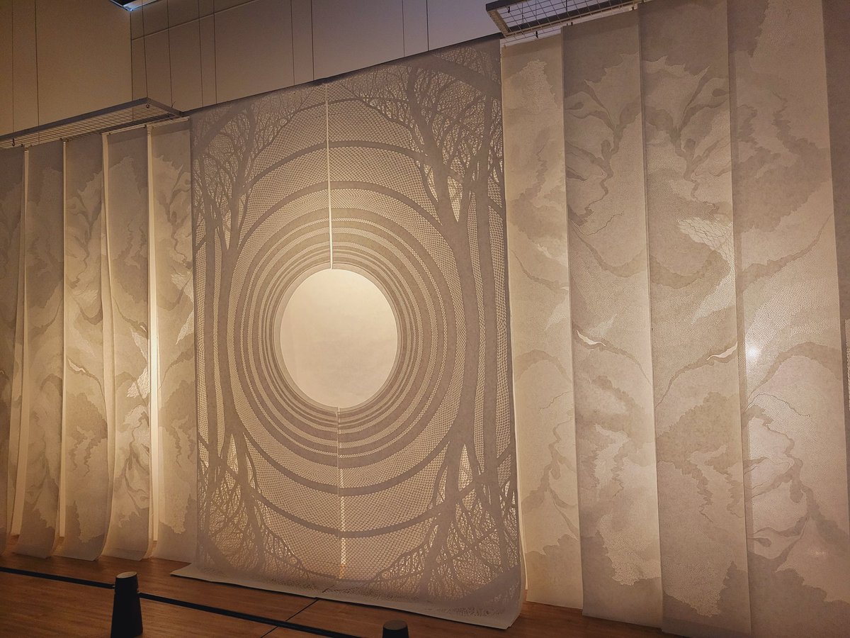 MiriA_Asagi's tweet image. 札幌市民交流プラザにて26日まで開催中、『柴田あゆみ  かみがみの森』を見てきました。 1枚1枚、重なったレイヤーと明暗が織り成す世界。1mmよりも小さい穴の一つ一つにまで息吹が宿ってる……。ため息が出そうでした。
#柴田あゆみ #かみがみの森
#scarts #札幌市民交流プラザ