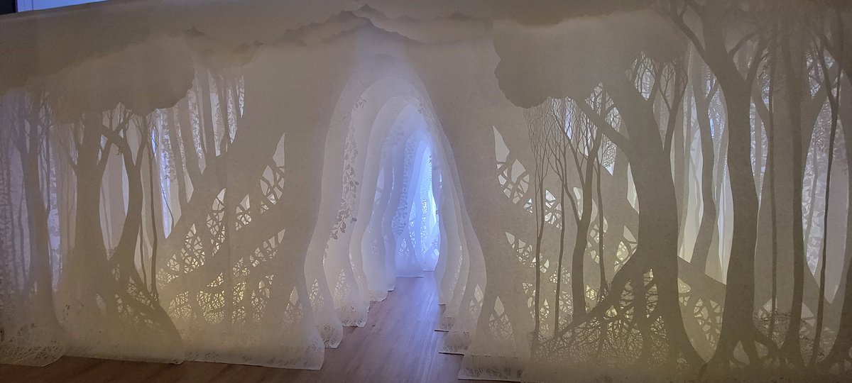 MiriA_Asagi's tweet image. 札幌市民交流プラザにて26日まで開催中、『柴田あゆみ  かみがみの森』を見てきました。 1枚1枚、重なったレイヤーと明暗が織り成す世界。1mmよりも小さい穴の一つ一つにまで息吹が宿ってる……。ため息が出そうでした。
#柴田あゆみ #かみがみの森
#scarts #札幌市民交流プラザ