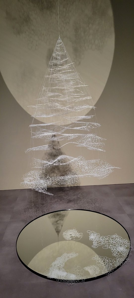 MiriA_Asagi's tweet image. 展示作品は、全て写真撮影・SNS公開OKとのことで、一つの作品を4つの角度から撮影してみました。
それぞれ違う印象で見えてくる。

#柴田あゆみ #かみがみの森
#scarts #札幌市民交流プラザ