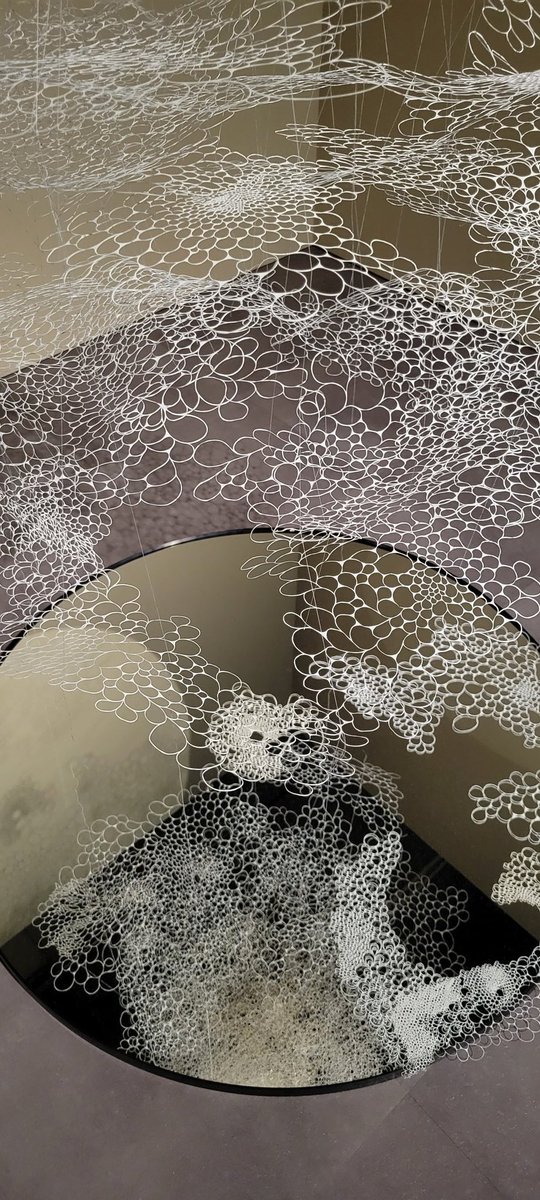 MiriA_Asagi's tweet image. 展示作品は、全て写真撮影・SNS公開OKとのことで、一つの作品を4つの角度から撮影してみました。
それぞれ違う印象で見えてくる。

#柴田あゆみ #かみがみの森
#scarts #札幌市民交流プラザ