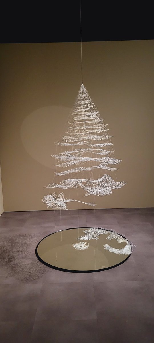 MiriA_Asagi's tweet image. 展示作品は、全て写真撮影・SNS公開OKとのことで、一つの作品を4つの角度から撮影してみました。
それぞれ違う印象で見えてくる。

#柴田あゆみ #かみがみの森
#scarts #札幌市民交流プラザ