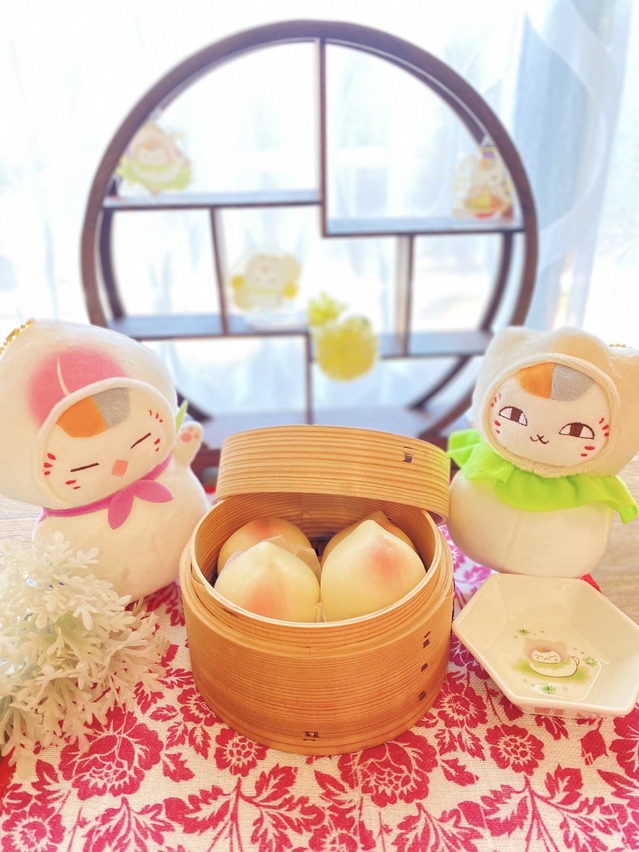 midorikawa_yk's tweet photo. ハフハフうまうま〜🍑💕

#一番くじ ✨ニャンコ先生と飲茶のじかん🍜✨発売中！

描き下ろしていただいた、パンダや飲茶の着ぐるみがとっても可愛い😻ぬいぐるみのほか、巾着やタオル、どんぶりや小皿など素敵でお役立ちなお品も一杯✨お茶目で楽しくてハッピーな飲茶ニャンコ、ぜひおそばに🐼🐱🍑 https://t.co/AloqNEIx6L