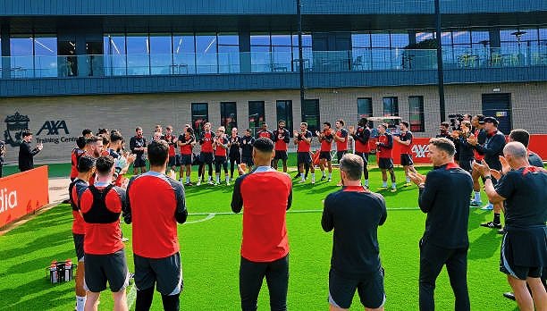 thejurgenholic's tweet photo. 📸 | Sesi latihan Liverpool terakhir kemarin:

Klopp, Thiago, Adrian, Matip dan para staf pelatih mengucapkan selamat tinggal untuk AXA. ❤ #DankeKlopp #Blibli @bliblidotcom https://t.co/PWzpHASkRi