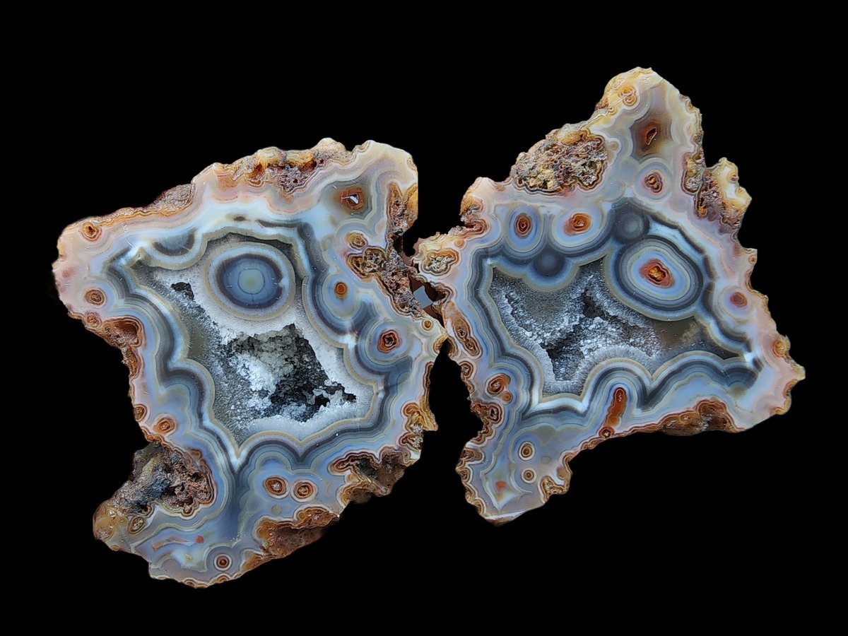 Geode Agate. Cute faces. 
#agate #artistatwork #ArtInspiration #natural_vibes #artofnature #agatecollector #agata #achate #agatecollection #geologyrock #geology #geode #drusy #druzyagate #dot #naturehistory #sundayspecials #blueagate #earthdayeveryday #photoart