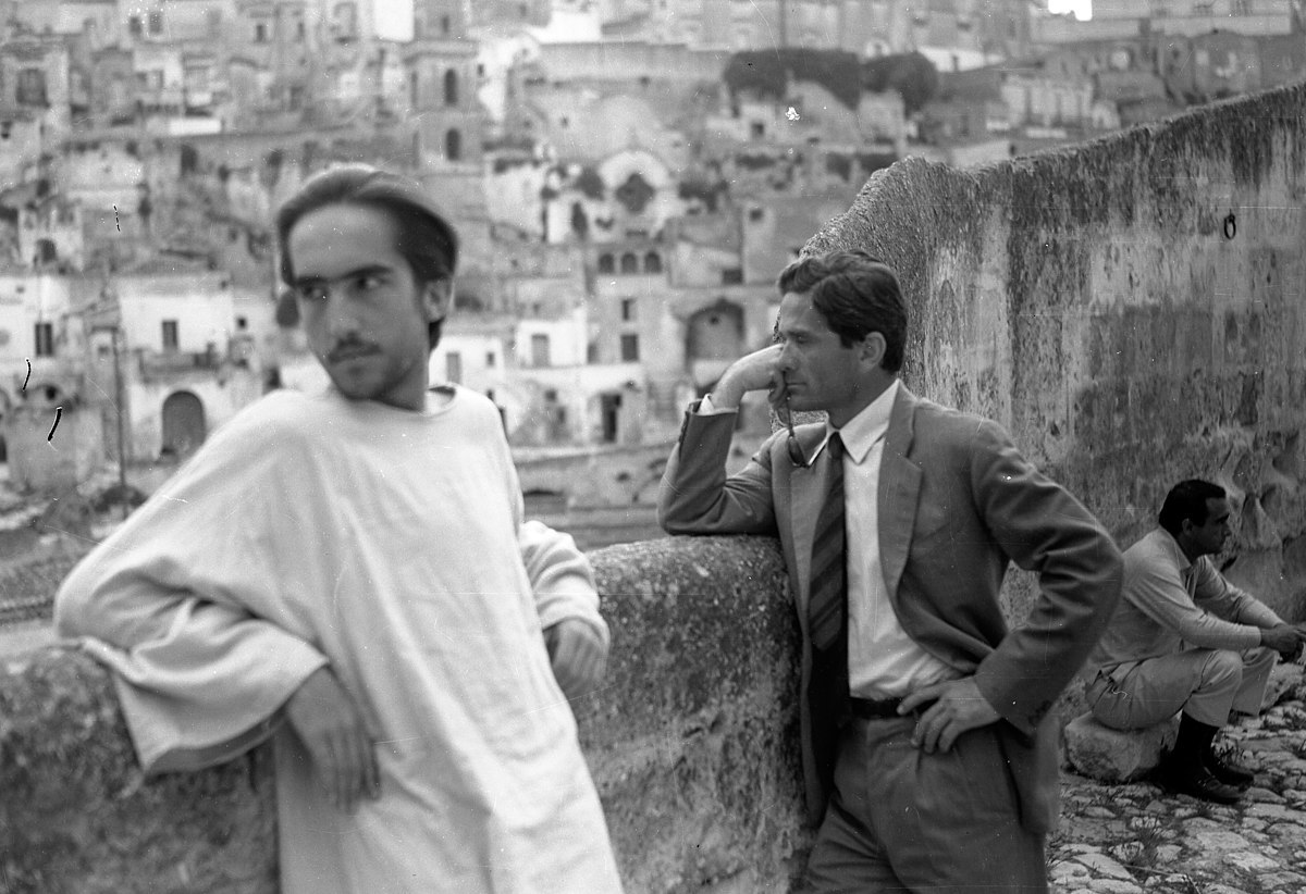 'Pasolini no creía en los milagros, creía en la capacidad de una cámara para convocarlos'. Un artículo de @HotelInsonmia zendalibros.com/el-evangelio-s…