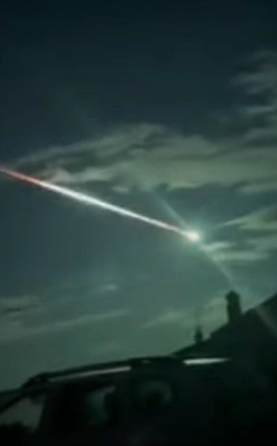 #Meteorito ☄️ está madrugada qué ha iluminado el cielo en #Salamanca como en toda la península, captura del #meteoro de un video que circula desde Miranda de Azan! Impresionante!