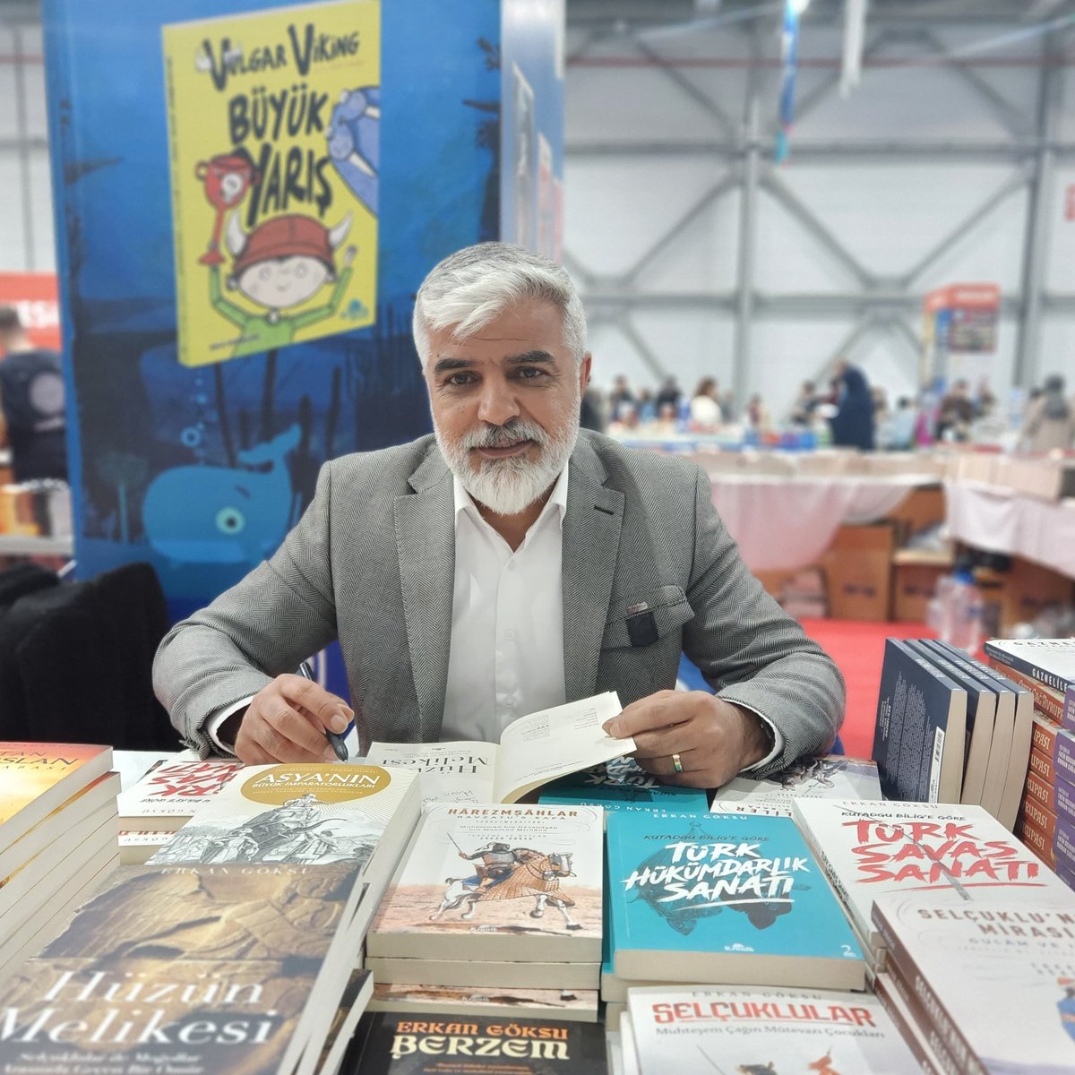 ETKİNLİK | Yazarlarımız Erkan Göksu @erkangoksu1 Erzurum Kitap Fuarı’nda okurlarıyla buluştu ve kitaplarını imzaladı. kronikkitap.com/yazarlar/erkan…
