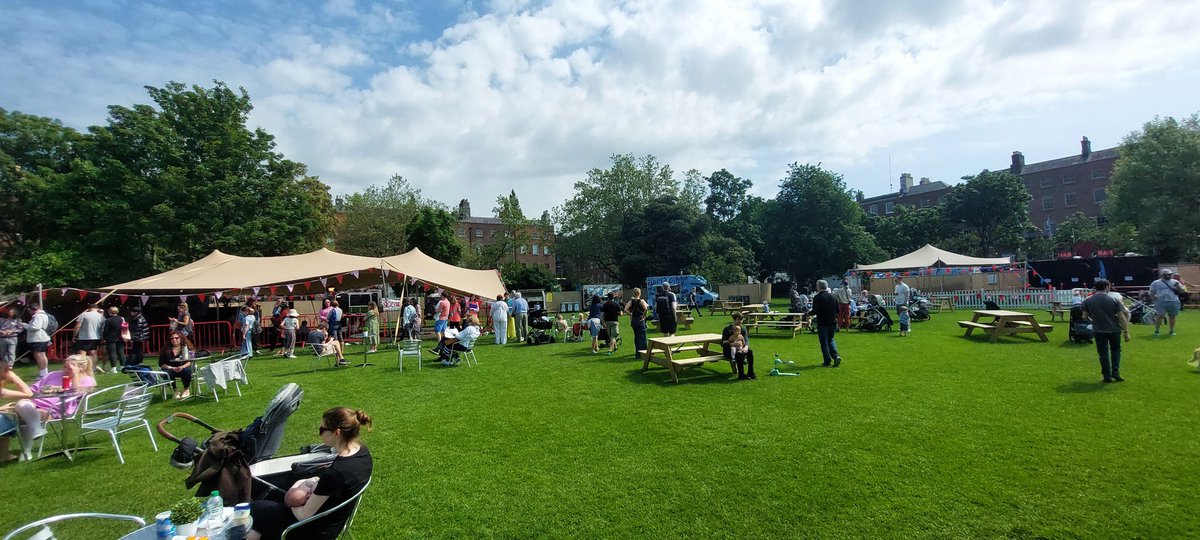 A beautiful day in our beautiful city 😍🇮🇪

The @ILFDublin in Merrion Square in the glorious sunshine! 

We need more events like this taking place in the North Inner City in places like Liberty Park, The Diamond, Mountjoy Square, Fairview Park. @NEIC_Dublin

#Dublin #LovinDublin