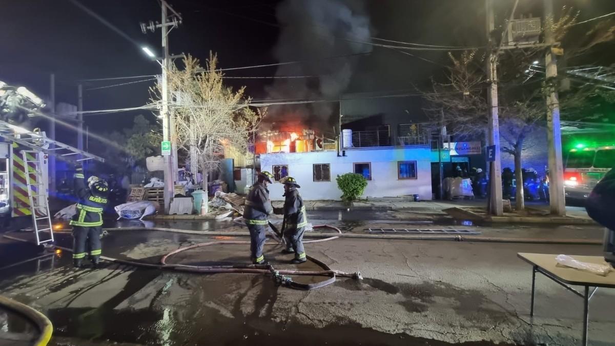 Incendio afecta bodegas de La Pintana: Un bombero resultó lesionado meganoticias.cl/nacional/44791…