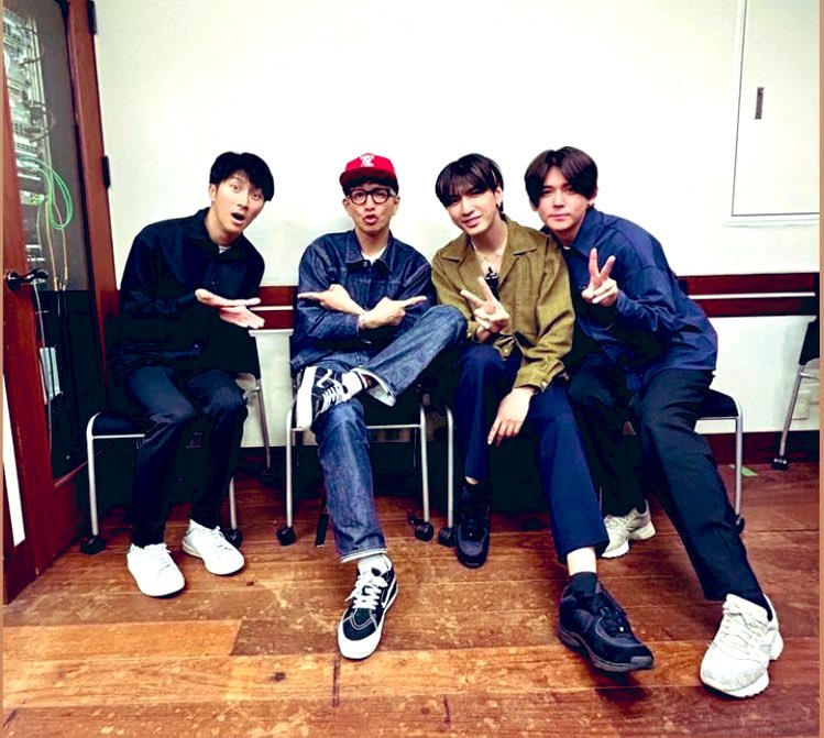 smapta's tweet image. 5月のマンスリーゲストの #WEST.ファンの皆さんが #木村拓哉FLOW を聞いて感謝や喜びの📮を沢山してくれている。
拓哉君は毎回ゲストの話をじっくり聴きながら相手の事を決めつけたり押し付けたり遮ったりせずその人の魅力を楽しいトークで届けてくれる｡ WEST.の皆さんと音楽でも共演して欲しいな