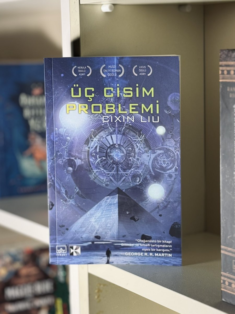 Çin edebiyatının son yıllardaki yükselen yıldızı Cixin Liu'nun yazdığı ve en önemli bilimkurgu serilerinden biri kabul edilen Üç Cisim Problemi, ismini çözümü bulunmamış bir matematik probleminden alıyor. İncelemek için: bit.ly/4bamc3h #ÜçCisimProblemi