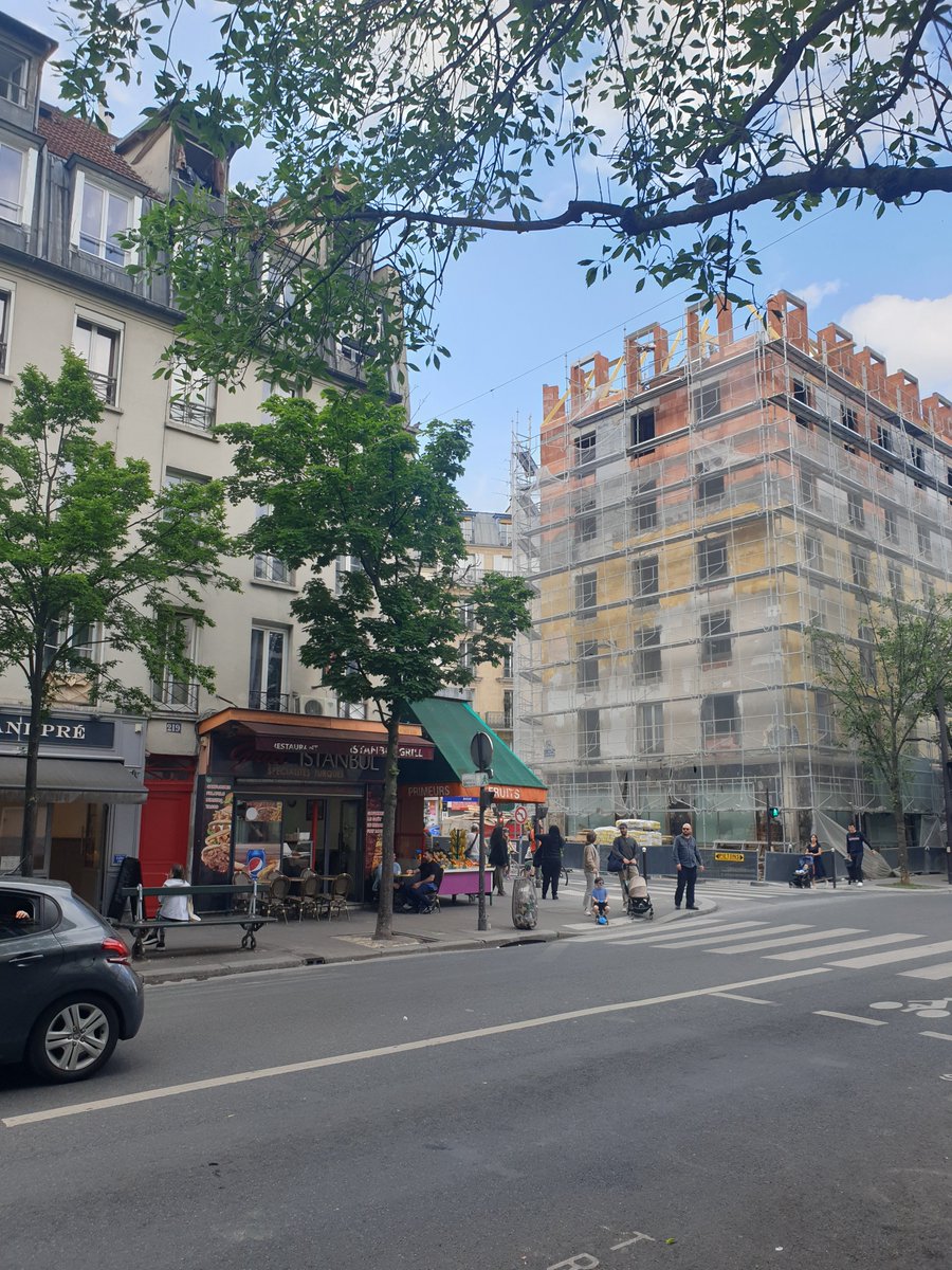 Toujours moins de ciel au Faubourg Saint-Martin. Pas merci à ceux qui signent ces permis de construire absurdes qui alignent les immeubles par la hauteur sans souci de rythme et de variété ... #saccageparis   #densification #Paris10