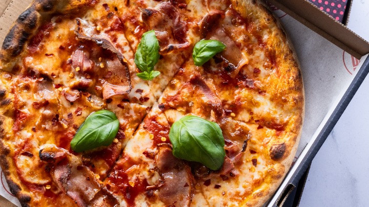 basewfp's tweet image. Hello Honey Bee 🐝 Tomato sauce, fresh mozzarella, smoked thin pancetta,
Honey, chilli flakes, with fresh basil 👌

#worldbeeday #basewfp #basepizza #pizzalove