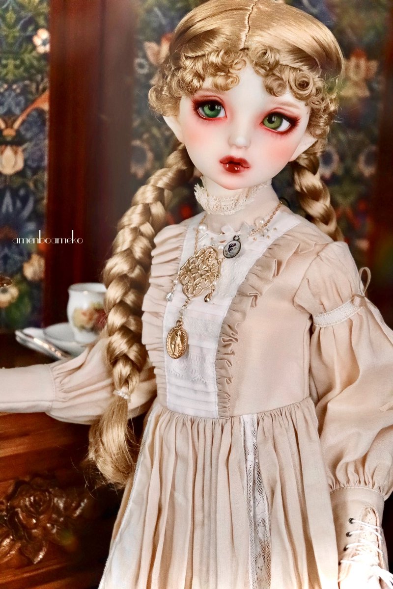 ameko_doll's tweet image. 前回のドルパで購入させて頂いたウィッグをアリスちゃんに‼️
前髪くるんが可愛いです😆💕💕
アンティークな雰囲気になれました〜🙌✨
#MurmurCoco
#khemdoll
#anricadolldress