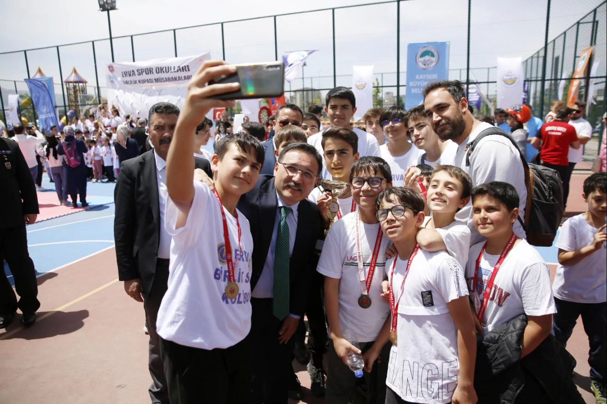 Valimiz Sayın Gökmen Çiçek, Garnizon Komutanı Tuğg Haldun Taşan, B.Ş.B. Başkanı Memduh Büyükkılıç ve İl Protokolü ile birlikte 19 Mayıs Atatürk'ü Anma Gençlik ve Spor Bayramı münasebetiyle düzenlenen Erva Spor Okulları Valilik Kupası Müsabakaları Ödül Törenine katıldı.