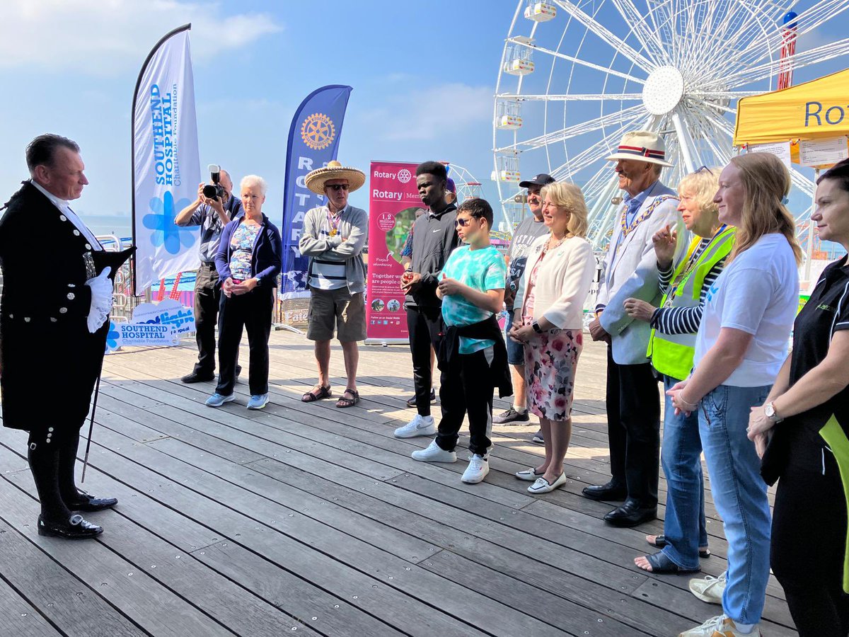 ☀️Delighted to support 20th Leigh  @Rotary Pier Walk along #Southend #Pier for @SouthendHospitalCF Spotlight Appeal with David Hurst @Essex_HS anCllr Ron Woodley @southendmace1.  Also nice to see @alexanderbright taking part as well.  

🌊Still time to take part - going on all