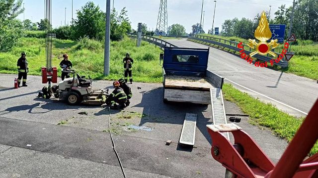 Incidente sul lavoro a Tavazzano con Villavesco (Lo): scarica un trattorino dal camion e muore schiacciato. La vittima è un operaio di 63 anni @TgrRai Lombardia #IoSeguoTgr