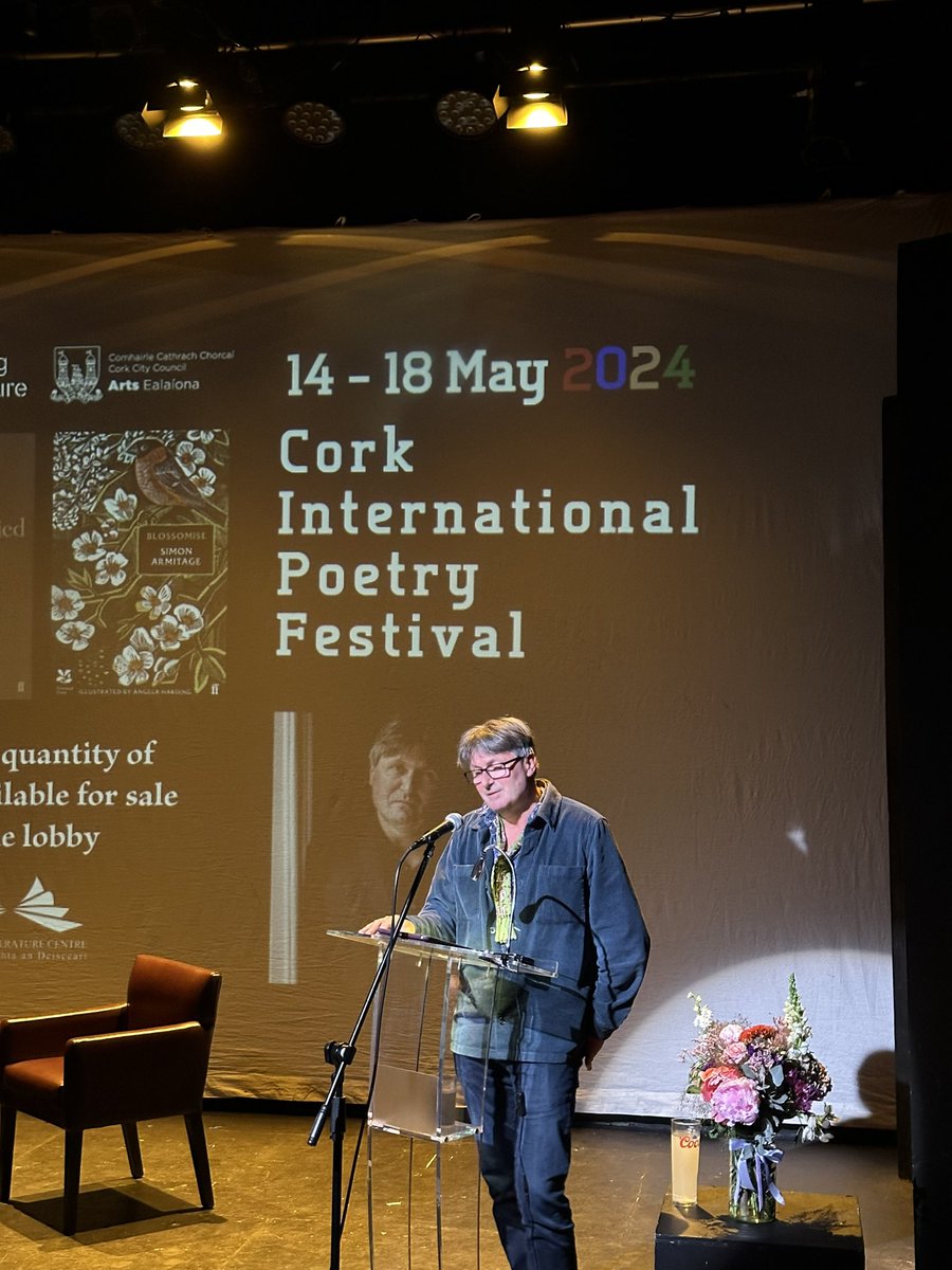 Brilliant finale of @MunLitCentre #CorkInternationalPoetryFestival with readings from Paul Muldoon and Simon Armitage interviewed by Thomas McCarthy & Patrick Cotter respectively. Compelling poetry and discussions all round so lucky to live in this city 🌟 @UniLeedsPoetry