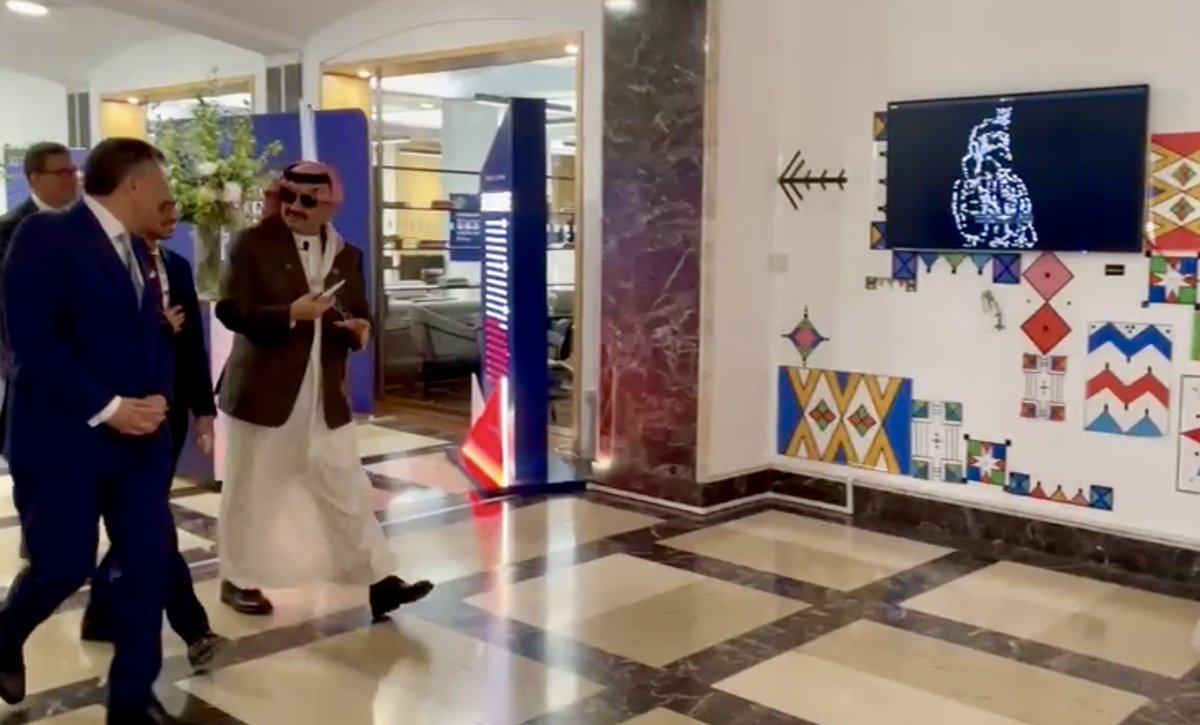 hudaalmazrou's tweet photo. كان لي شرف المشاركة في مؤتمر @LBSMENA "مسارات الازدهار في MENA: الرؤية والقيم والمشاريع" في @LBS 
 عرضت عملي "الثقافة المشفرة" الذكاء الاصطناعي كطريقة سردية للنسيج الثقافي في السعودية من خلال توثيق القط العسيري
كان شرفاً حضور سمو  #الأمير_تركي_بن_طلال
كل التقدير ل @AlshehabH https://t.co/J03hYYYvnU