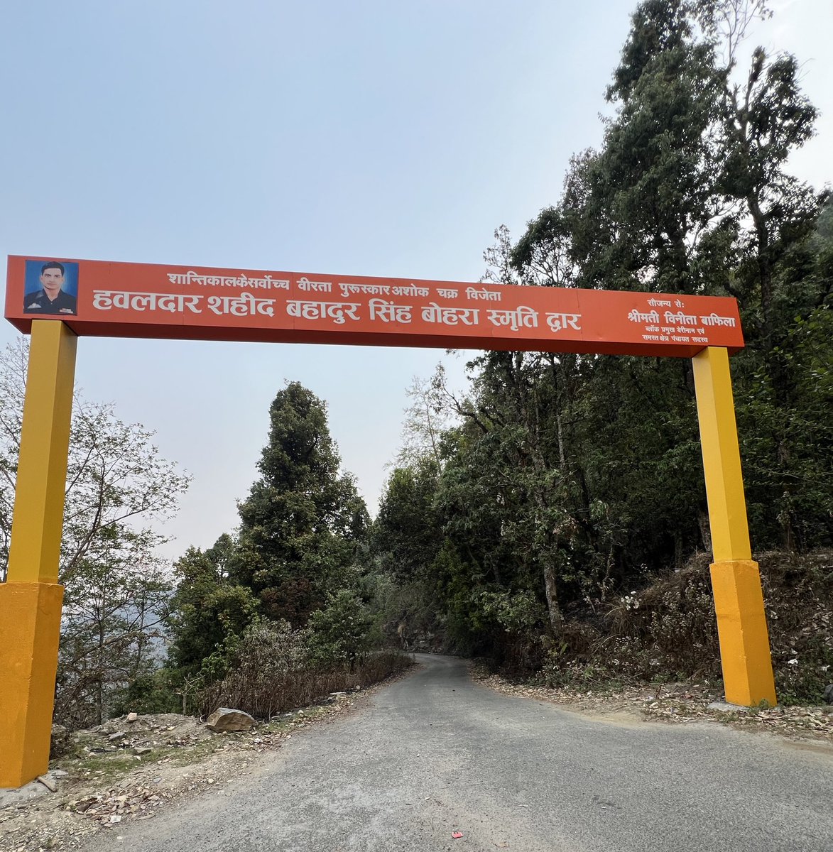 When traveling in Devbhoomi #Uttarakhand and you see this, Then stop, Salute the Soldier who protected us & then travel ahead. Homage to a Hero of #IndianArmy , HAVILDAR BAHADUR SINGH BOHRA ASHOK CHAKRA (P) 10 PARA 🦂 ' If Bravery Had a Face ' #KnowYourHeroes