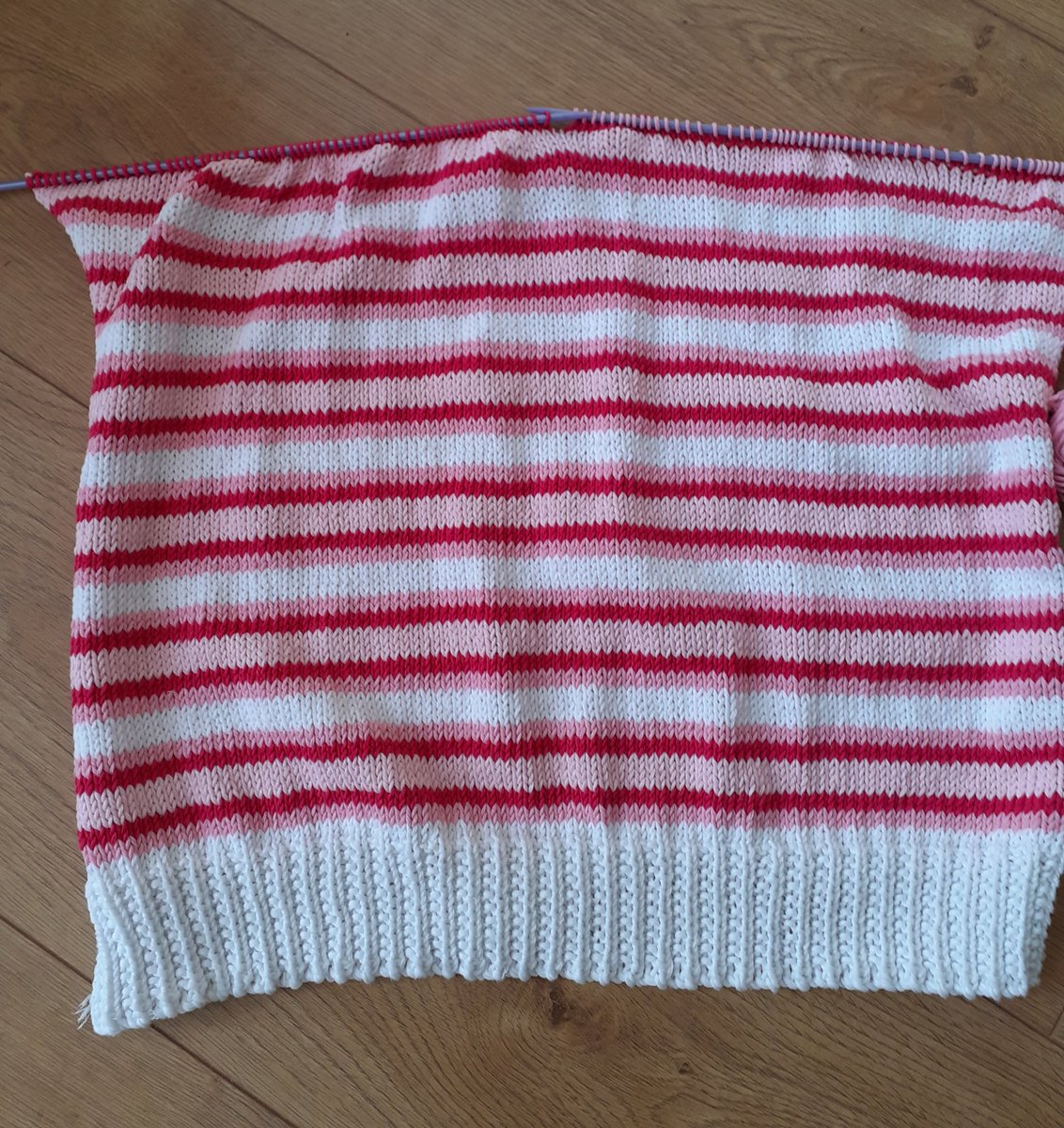 P'nawn Da #welshcrafthour Working on a cotton sweater for myself for cooler summer days. A strawberries and cream palette🍓! I haven't decided what the neckline should look like yet - need to decide that soon. Just a plain crew neck given the stripey pattern, or maybe a collar?