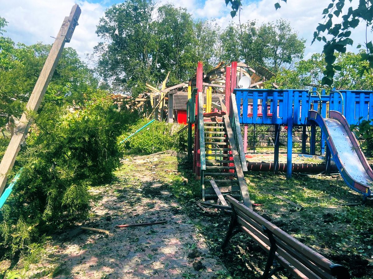 ❗️ Five people have been killed and at least sixteen others injured: police are documenting the aftermath of the shelling of the village of Cherkaska Lozova, Kharkiv Region. 🔻 Among the injured is an 8-year-old child who sustained minor injuries. A police officer and an