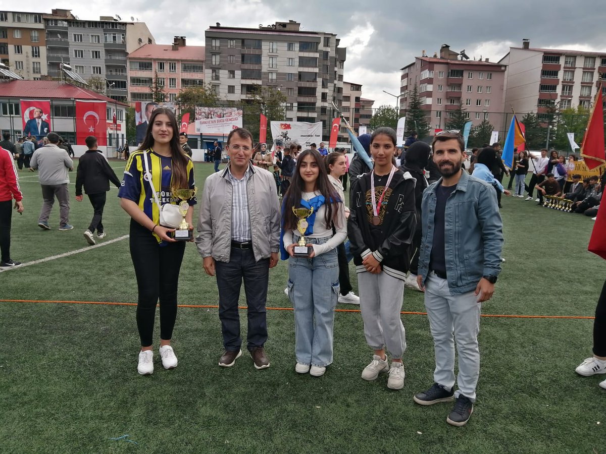 ValideMtal's tweet photo. 19 Mayıs Gençlik ve Spor Bayramında sahadaydik. Elimiz boş dönmedik. Herkesin Bayramı Kutlu Olsun🇹🇷🇹🇷🇹🇷 https://t.co/GlSQY4cSRN