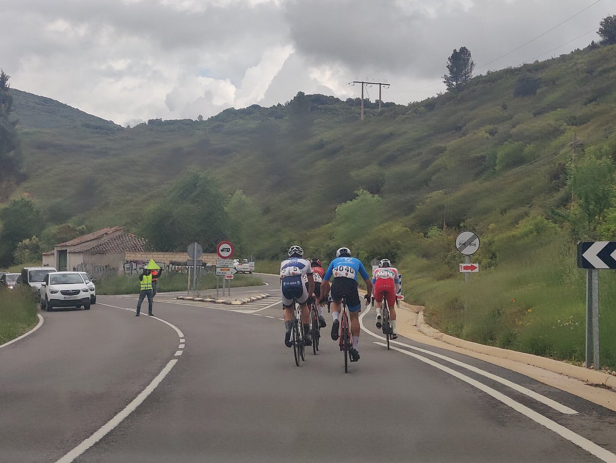 📍102km

Ultima diferencia 30s.
Se cierra avituallamiento y comienza puerto Eraul!
Ya estamos en los ultimos km! 

#NafarroaKlasikoaNavarra