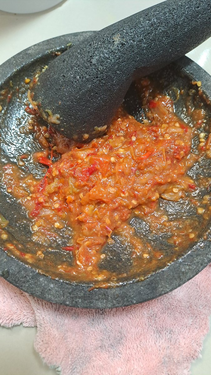 indaho_indah's tweet image. Dlu terlove2 sama sambel mentah ala2 sunda, skrg lg sering bikin sambel ala2 pecel lele lamongan wkwkwk
Cuma bamer, tomat, cabe rawit merah, cabe kriting, terasi, semuanya digoreng trus ulek sama gula jawa/gula merah/aren, garem dikit.