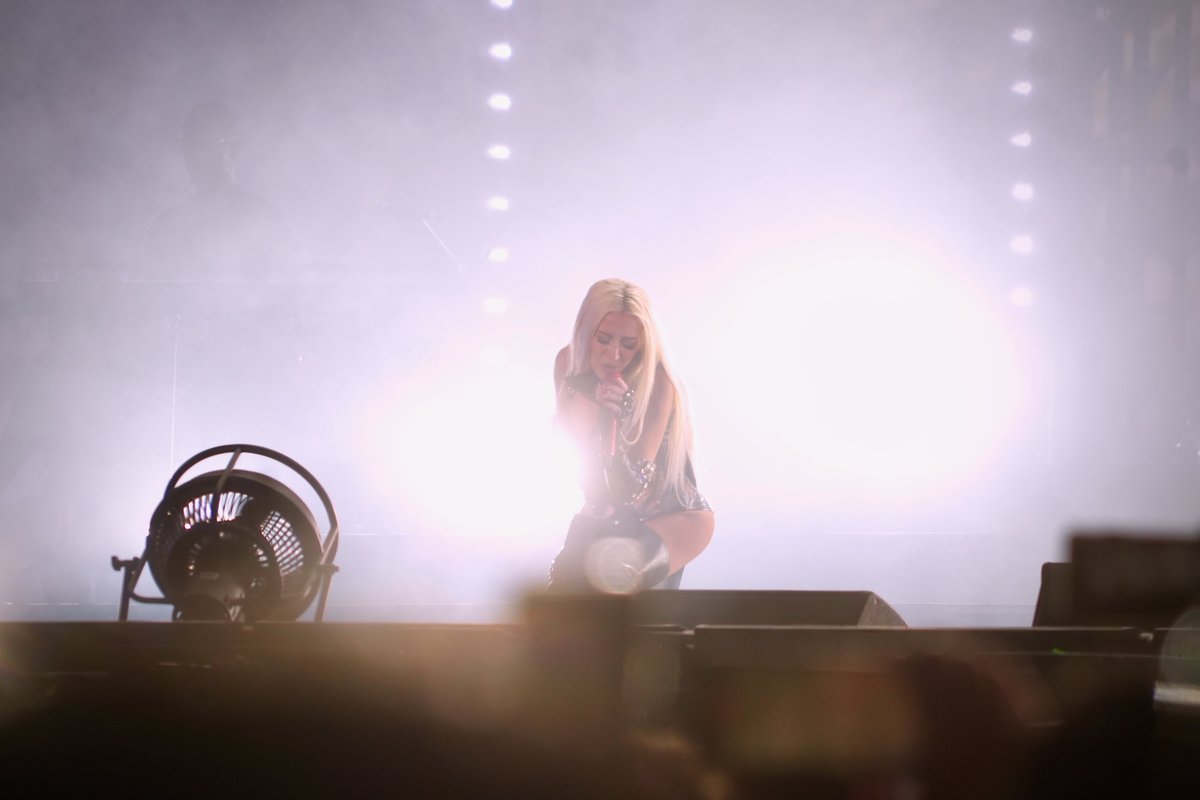 sopitasfm's tweet photo. Christina Aguilera tardó 20 minutos en salir… pero la espera valió la pena. De verdad, qué show dio, qué nivel de producción y qué clase de cantante es @xtina 🪩 🤩

📷 Raúl Fernández https://t.co/A15IPpDeww