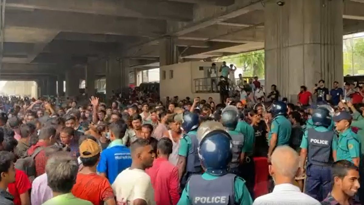 অটোরিকশা বন্ধের প্রতিবাদে মিরপুরে চালকদের সড়ক অবরোধ