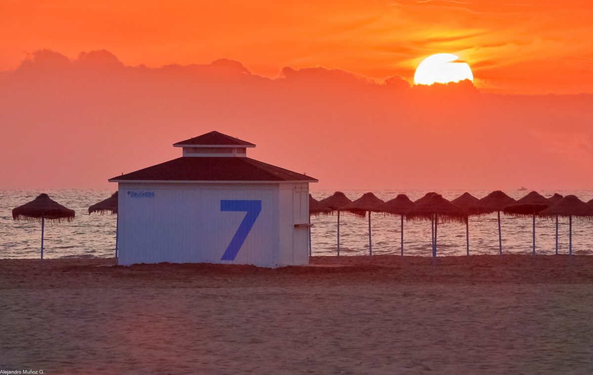 #BonDia 👋
#BuenosDías #amanecer con el #sol entre #nubes en la #playa de el #Cabanyal #Valencia 

@MeteoMorella @apuntoratge @oratgenet @avamet @Valencia_WX @1967fct @AEMET_CValencia @valenciabonita_ @Valenciaturismo @c_valenciana