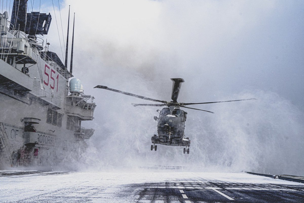 #CulturaDifesa Unità di altura antiaerea, antinave e antisommergibile, ha le linee esterne tipiche di una portaerei tradizionale e ha svolto le funzioni di Nave Ammiraglia della #MarinaMilitare fino al 2012. Sai di che Nave stiamo parlando❓ Scoprilo qui👉bit.ly/3wCu7H8