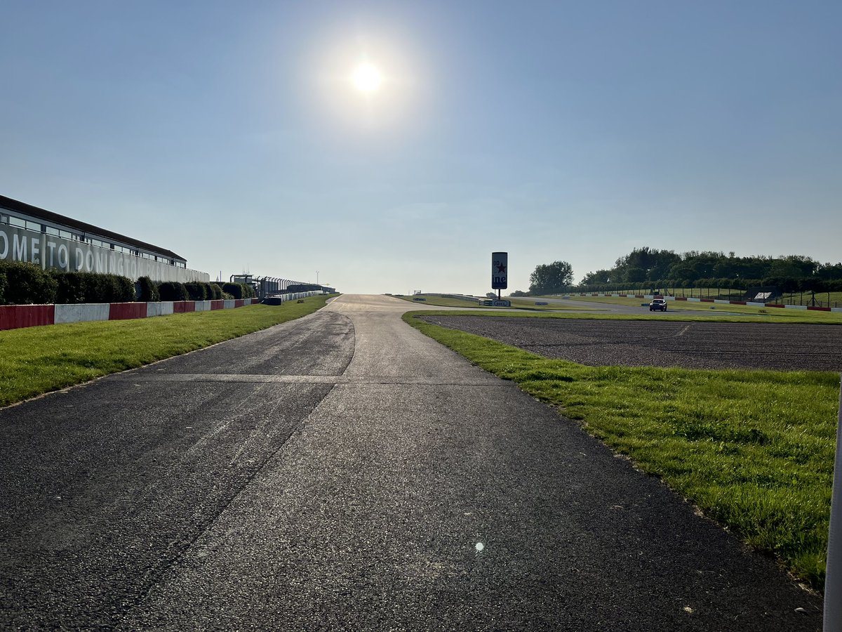 Good morning @DoningtonParkUK 😍 #fhoracing #bmw #bmwmotorrad #doningtonbsb