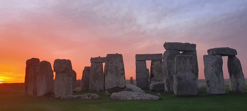 ST0NEHENGE's tweet image. Sunrise at Stonehenge today (19th May) was at 5.11am, sunset is at 8.57pm 🌤️